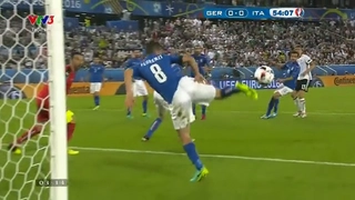Màn cứu thua đỉnh cao bằng ... đánh gót của tuyển thủ Italia