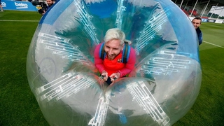 Lionel Messi và dàn sao Barca húc nhau hài hước trên sân tập