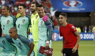 Anh chàng TNV láu cá chớp cơ hội selfe với Ronaldo