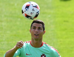 Ronaldo và đồng đội luyện tập chuẩn bị cho trận chung kết Euro 2016