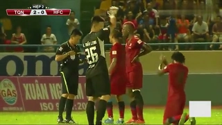 Tiền đạo Fagan tái hiện pha vái lạy trọng tài của Công Vinh