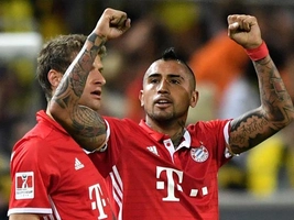 Tiền vệ Vidal ghi bàn không thể tin nổi trên sân tập Bayern