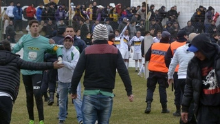 Cầu thủ và hooligan đánh nhau trên sân như trong phim