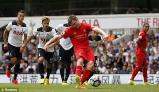 Tiền vệ James Milner mở tỷ số trên chấm 11m (Tottenham vs Liverpool)