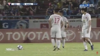 Màn phối hợp đá phạt đẹp mắt của cầu thủ HAGL