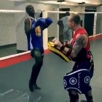 Tiền vệ Pogba tích cực ... luyện võ trên đất Mỹ