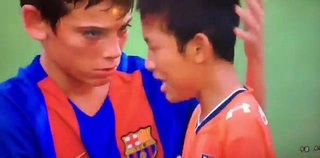 Hành động đẹp của các cầu thủ nhí Barca