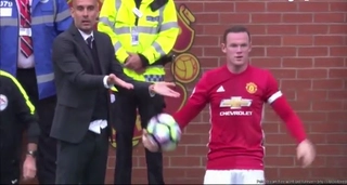 Pep Guardiola chọc tức Rooney ở derby Manchester