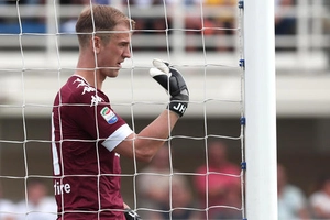 Thủ môn Joe Hart mắc sai lầm như Claudio Bravo trong trận ra mắt Torino