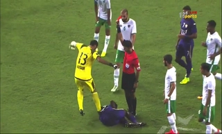 Chàng tiền đạo đen đủi lỡ chọc giận thủ môn đầu gấu