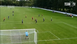 Cầu thủ nghiệp dư tái hiện siêu phẩm xe đạp chổng ngược của Ibra