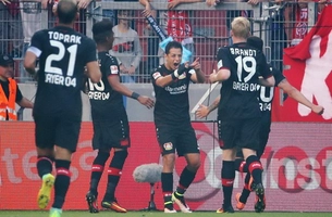 Mainz 2-3 Leverkusen: Hattrick của Chicharito