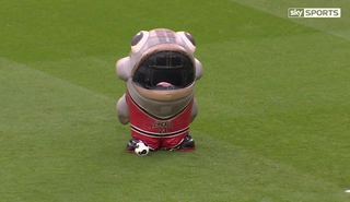 Clip bóng đá vui: Linh vật nuốt chửng tình nguyện viên