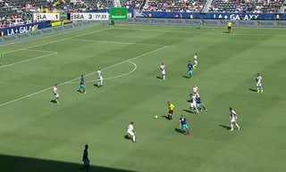 Trọng tài ... kiến tạo cho cầu thủ ghi bàn đẹp