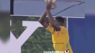 Những tình huống không thể nhịn cười trên sân cỏ