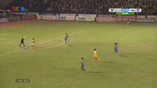 Sai lầm hài hước của thủ môn Tuấn Linh (Quảng Ninh)