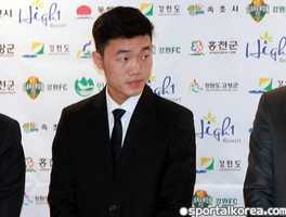 Clip nóng: Lễ ra mắt của tiền vệ Xuân Trường tại Gangwon