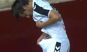 Va chạm chỗ kín, cầu thủ phải khâu 10 mũi