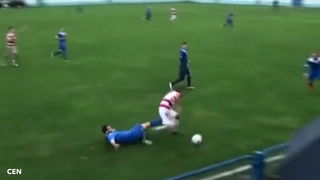 Va chạm đúng chỗ kín, cầu thủ trẻ bị mất tinh hoàn