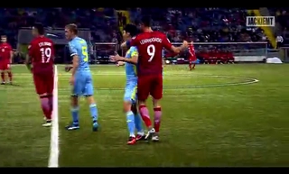 Những màn va chạm cười ra nước mắt của làng túc cầu thế giới