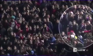 CĐV Osasuna thi nhau giơ ngón tay thối chế giễu Ronaldo