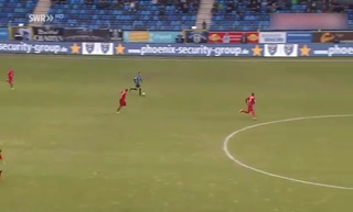 Màn solo ghi bàn ngoạn mục như huyền thoại Diego Maradona