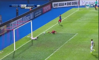 Cầu thủ bị dập ... của quý vì nỗ lực cứu đội nhà