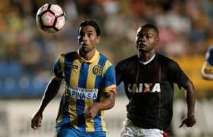 Trò độc trên sân bóng: Cầu thủ lén rút dây giày đối thủ