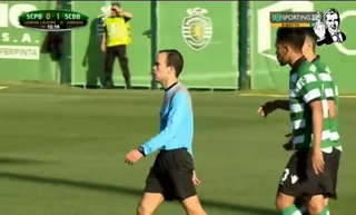 Thủng lưới vì mải ... ăn mừng bàn thắng việt vị