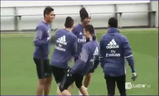 Ronaldo diễn trò trên sân tập