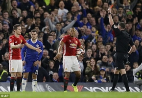 Tấm thẻ đỏ oan nghiệt của Herrera: Lỗi ông trọng tài hay sai lầm ở ... Smalling