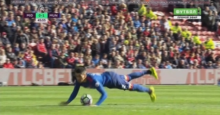 Pha xử lý lỗi siêu hài của trung vệ Smalling trận Boro vs MU