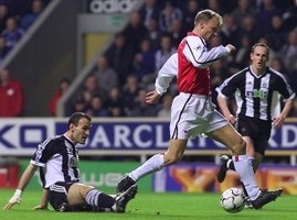 Tròn 15 năm ngày huyền thoại Bergkamp ghi bàn thắng đẹp nhất lịch sử NHA