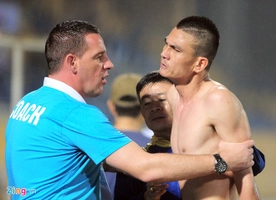 Xem lại 2 tình huống tranh cãi trận Hà Nội 2-1 Thanh Hóa và phản ứng thái quá của đội khách