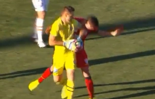 Thủ môn làm khổ đội nhà bằng màn phạm lỗi hiếm có