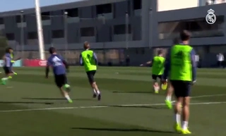 Màn ban bật 1 chạm nhanh như điện của cầu thủ Real Madrid