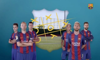 Dàn sao Barca chơi cờ caro trên sân tập