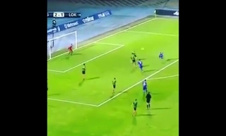 Cú volley thành bàn trong truyền thuyết là đây chứ đâu!