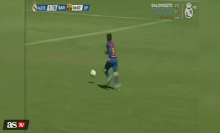 Cầu thủ nhí Barca ghi bàn láu cá