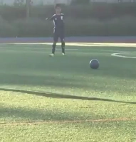 Con trai Ronaldo sút phạt ghi bàn giống hệt ông bố lừng danh