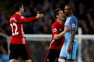 Đặc sản derby Manchester: Chặt chém, tranh cãi