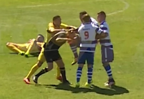 Gã cầu thủ côn đồ ra đòn làm vỡ mũi trọng tài