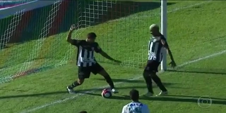 Sự cố hy hữu: Cầu thủ ăn cướp trắng trợn bàn thắng của đồng đội