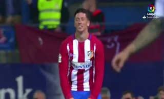 Pha bỏ lỡ kinh điển mới nhất của tiền đạo Torres