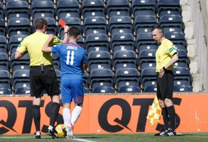 Sự cố hy hữu: Trọng tài biên bị ... phạt thẻ đỏ