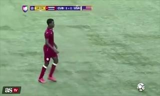 Cười không nhặt được mồm với màn bắt chước cú sút phạt của Ronaldo