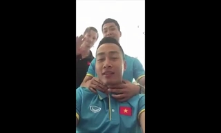 Clip vui: Tiền đạo Công Phượng làm con sen cho đồng đội Tuấn Tài