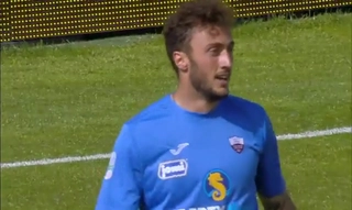 Thủ môn solo 80m rồi kiến tạo cho đồng đội