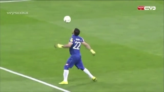 Pha ném bóng siêu dị của thủ môn