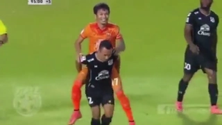 Chống câu giờ bá đạo: Cõng đối thủ ra sân